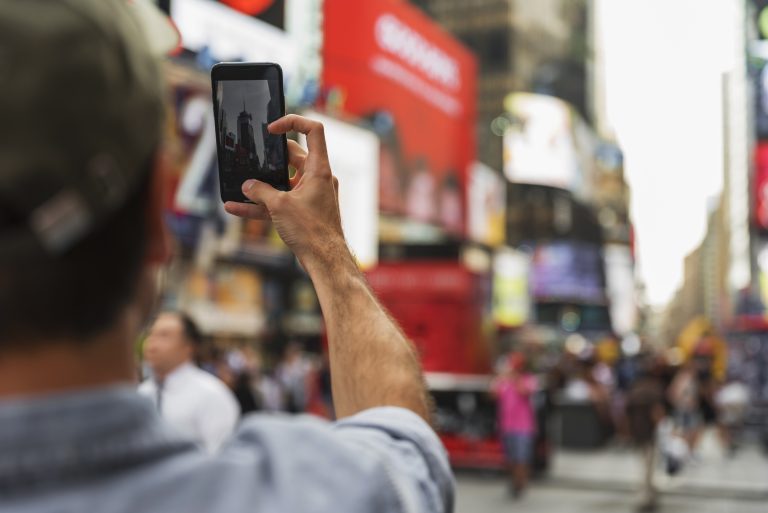 Perbandingan Videotron dengan Media Digital Lainnya