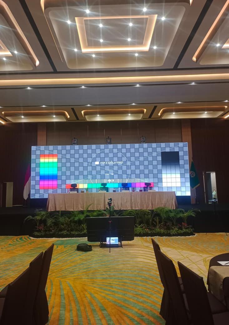 Proses kalibrasi layar videotron sebelum acara